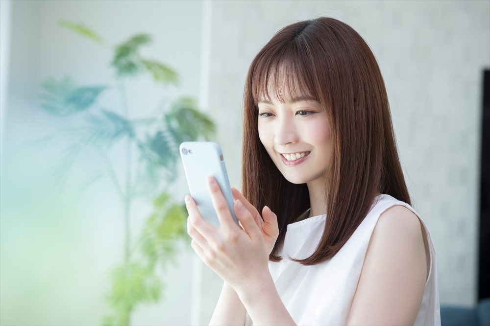 予約の為にスマホを見ている女性